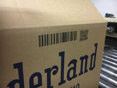 MARCAJE DE CÓDIGO DE BARRAS EN CAJAS DE CARTÓN IMPRSORA 300 DK MAXI